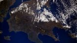 &Phi;&omega;&tau;&omicron;&gamma;&rho;&alpha;&phi;ί&alpha; &tau;&eta;&sigmaf; &Epsilon;&lambda;&lambda;ά&delta;&alpha;&sigmaf; &tau;&rho;ά&beta;&eta;&xi;&epsilon; &Rho;ώ&sigma;&omicron;&sigmaf; &kappa;&omicron;&sigma;&mu;&omicron;&nu;&alpha;ύ&tau;&eta;&sigmaf;