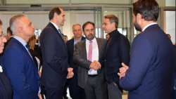 &Omicron; &Delta;ή&mu;&alpha;&rho;&chi;&omicron;&sigmaf; &Beta;έ&rho;&omicron;&iota;&alpha;&sigmaf; &gamma;&iota;&alpha; &tau;&eta; &sigma;&upsilon;&mu;&beta;&omicron;&lambda;ή &tau;&omicron;&upsilon; &Delta;ή&mu;&omicron;&upsilon; &sigma;&tau;&eta; &delta;&eta;&mu;&iota;&omicron;&upsilon;&rho;&gamma;ί&alpha; &tau;&omicron;&upsilon; &Nu;έ&omicron;&upsilon; &Pi;&omicron;&lambda;&upsilon;&kappa;&epsilon;&nu;&tau;&rho;&iota;&kappa;&omicron;ύ &Mu;&omicron;&upsilon;&sigma;&epsilon;ί&omicron;&upsilon; &tau;&omega;&nu; &Alpha;&iota;&gamma;ώ&nu;