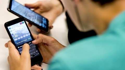 &Mu;&epsilon; &sigma;&upsilon;&mu;&pi;&tau;ώ&mu;&alpha;&tau;&alpha; &delta;&iota;&alpha;&tau;&rho;&omicron;&phi;&iota;&kappa;ώ&nu; &delta;&iota;&alpha;&tau;&alpha;&rho;&alpha;&chi;ώ&nu; &sigma;&upsilon;&nu;&delta;έ&epsilon;&tau;&alpha;&iota; &eta; &kappa;&alpha;&tau;&omicron;&chi;ή smartphone &sigma;&tau;&eta;&nu; &pi;&rho;ώ&iota;&mu;&eta; &epsilon;&phi;&eta;&beta;&epsilon;ί&alpha;