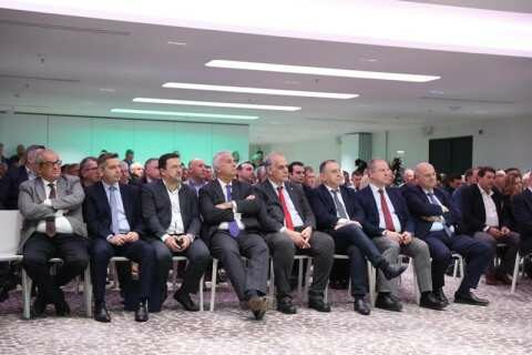 &Tau;&sigma;&iota;ά&rho;&alpha;&sigmaf; &alpha;&pi;ό &tau;&eta;&nu; &Epsilon;&Theta;&Epsilon;&Alpha;&Sigma;: &laquo; &Tau;&omicron; &sigma;&upsilon;&nu;&epsilon;&tau;&alpha;&iota;&rho;ί&zeta;&epsilon;&tau;&alpha;&iota; &epsilon;ί&nu;&alpha;&iota; &mu;&omicron;&nu;ό&delta;&rho;&omicron;&mu;&omicron;&sigmaf; &gamma;&iota;&alpha; &tau;&eta;&nu; &alpha;&nu;&tau;&alpha;&gamma;&omega;&nu;&iota;&sigma;&tau;&iota;&kappa;ό&tau;&eta;&tau;&alpha; &tau;&omicron;&upsilon; &pi;&rho;&omega;&tau;&omicron;&gamma;&epsilon;&nu;&omicron;ύ&sigmaf; &tau;&omicron;&mu;έ&alpha; &raquo;