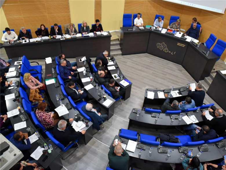 &Epsilon;&kappa;&lambda;&omicron;&gamma;ή &pi;&rho;&omicron;&epsilon;&delta;&rho;&epsilon;ί&omicron;&upsilon; &kappa;&alpha;&iota; &Pi;&epsilon;&rho;&iota;&phi;&epsilon;&rho;&epsilon;&iota;&alpha;&kappa;ή&sigmaf; &Epsilon;&pi;&iota;&tau;&rho;&omicron;&pi;ή&sigmaf; &sigma;&tau;&eta; &sigma;&upsilon;&nu;&epsilon;&delta;&rho;ί&alpha;&sigma;&eta; &tau;&omicron;&upsilon; &Pi;&epsilon;&rho;&iota;&phi;&epsilon;&rho;&epsilon;&iota;&alpha;&kappa;&omicron;ύ &Sigma;&upsilon;&mu;&beta;&omicron;&upsilon;&lambda;ί&omicron;&upsilon; &Theta;&epsilon;&sigma;&sigma;&alpha;&lambda;ί&alpha;&sigmaf;