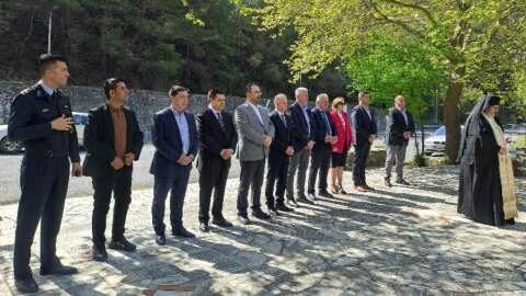 &Tau;έ&mu;&pi;&eta;: &Tau;&rho;&iota;&sigma;ά&gamma;&iota;&omicron; &sigma;&tau;&eta;&nu; &mu;&nu;ή&mu;&eta; &tau;&omega;&nu; &alpha;&delta;&iota;&kappa;&omicron;&chi;&alpha;&mu;έ&nu;&omega;&nu; &mu;&alpha;&theta;&eta;&tau;ώ&nu; &alpha;&pi;ό &tau;&omicron; &Mu;&alpha;&kappa;&rho;&omicron;&chi;ώ&rho;&iota; &Eta;&mu;&alpha;&theta;ί&alpha;&sigmaf;