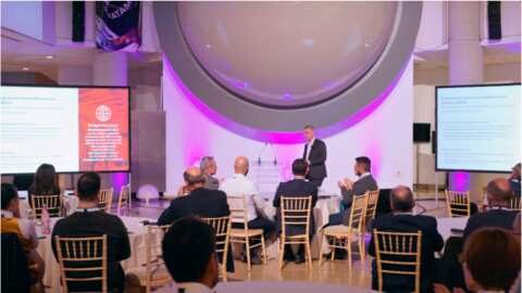 ABB: &Delta;&iota;&omicron;&rho;&gamma;ά&nu;&omega;&sigma;&epsilon; &tau;&omicron; &pi;&rho;ώ&tau;&omicron; Sustainability Symposium &mu;&epsilon; &tau;&omicron; &beta;&lambda;έ&mu;&mu;&alpha; &sigma;&tau;&rho;&alpha;&mu;&mu;έ&nu;&omicron; &sigma;&tau;&eta; &beta;&iota;ώ&sigma;&iota;&mu;&eta; &alpha;&nu;ά&pi;&tau;&upsilon;&xi;&eta;