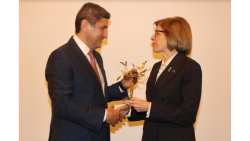 &Epsilon;&upsilon;&rho;&omega;&pi;&alpha;ί&alpha; &Epsilon;&pi;ί&tau;&rho;&omicron;&pi;&omicron;&sigmaf; &Sigma;&tau;έ&lambda;&lambda;&alpha; &Kappa;&upsilon;&rho;&iota;&alpha;&kappa;ί&delta;&omicron;&upsilon;: &Sigma;&eta;&mu;&alpha;&nu;&tau;&iota;&kappa;ό &beta;ή&mu;&alpha; &gamma;&iota;&alpha; &tau;&eta;&nu; &Epsilon;&lambda;&lambda;ά&delta;&alpha; &tau;&omicron; &Kappa;έ&nu;&tau;&rho;&omicron; &gamma;&iota;&alpha; &tau;&eta;&nu; &Epsilon;&upsilon;&zeta;&omega;ί&alpha; &tau;&omega;&nu; &Upsilon;&delta;&rho;ό&beta;&iota;&omega;&nu; &zeta;ώ&omega;&nu; &sigma;&tau;&eta;&nu; &Kappa;&rho;ή&tau;&eta;