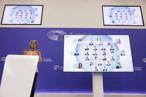 &Kappa;&omicron;&mu;&iota;&sigma;&iota;ό&nu;: &Alpha;&upsilon;&tau;&omicron;ί &epsilon;ί&nu;&alpha;&iota; &omicron;&iota; &nu;έ&omicron;&iota; &epsilon;&pi;ί&tau;&rho;&omicron;&pi;&omicron;&iota; - &Omicron; &Kappa;&rho;ί&sigma;&tau;&omicron;&phi; &Chi;ά&nu;&sigma;&epsilon;&nu; &omicron;&rho;ί&sigma;&tau;&eta;&kappa;&epsilon; &omega;&sigmaf; &epsilon;&pi;ί&tau;&rho;&omicron;&pi;&omicron;&sigmaf; &gamma;&iota;&alpha; &tau;&eta; &gamma;&epsilon;&omega;&rho;&gamma;ί&alpha;