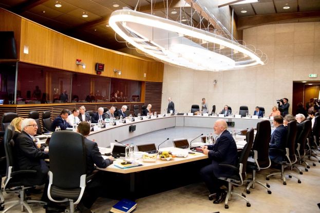 &Eta; &Epsilon;&Epsilon; &pi;&alpha;&rho;&omicron;&upsilon;&sigma;&iota;ά&zeta;&epsilon;&iota; &pi;&rho;&omicron;&tau;ά&sigma;&epsilon;&iota;&sigmaf; &gamma;&iota;&alpha; &mu;&iota;&alpha; &pi;&rho;&omicron;&sigma;&tau;&alpha;&tau;&epsilon;&upsilon;&tau;&iota;&kappa;ή, &alpha;&nu;&tau;&alpha;&gamma;&omega;&nu;&iota;&sigma;&tau;&iota;&kappa;ή, &delta;ί&kappa;&alpha;&iota;&eta;, &beta;&iota;ώ&sigma;&iota;&mu;&eta; &kappa;&alpha;&iota; &mu;&epsilon; &epsilon;&pi;&iota;&rho;&rho;&omicron;ή &Epsilon;&upsilon;&rho;ώ&pi;&eta;