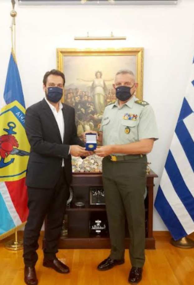 &Mu;&pi;&alpha;&rho;&tau;&zeta;ώ&kappa;&alpha;&sigmaf;: &Mu;&epsilon; &tau;&omicron;&nu; &alpha;&rho;&chi;&eta;&gamma;ό &Gamma;&Epsilon;&Epsilon;&Theta;&Alpha; &Kappa;&omega;&nu;&sigma;&tau;&alpha;&nu;&tau;ί&nu;&omicron; &Phi;&lambda;ώ&rho;&omicron;, &gamma;&iota;&alpha; &tau;&eta;&nu; &delta;&eta;&mu;&iota;&omicron;&upsilon;&rho;&gamma;ί&alpha; &pi;&rho;&omicron;&sigma;&omega;&rho;&iota;&nu;ή&sigmaf; &gamma;έ&phi;&upsilon;&rho;&alpha;&sigmaf; &sigma;&tau;&omicron; &rho;έ&mu;&alpha; &laquo;&Kappa;&rho;&alpha;&sigma;&omicron;&pi;&omicron;ύ&lambda;&iota;&raquo;