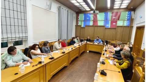 &Kappa;&rho;ή&tau;&eta;: &Sigma;&upsilon;&nu;&epsilon;&delta;&rho;ί&alpha;&sigma;&eta; &omicron;&mu;ά&delta;&alpha;&sigmaf; &epsilon;&rho;&gamma;&alpha;&sigma;ί&alpha;&sigmaf; &gamma;&iota;&alpha; &tau;&eta;&nu; &delta;&alpha;&kappa;&omicron;&kappa;&tau;&omicron;&nu;ί&alpha;