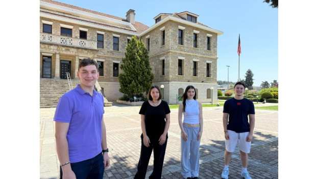 &Mu;&epsilon; &upsilon;&pi;&omicron;&tau;&rho;&omicron;&phi;ί&alpha; &sigma;&epsilon; &pi;&alpha;&nu;&epsilon;&pi;&iota;&sigma;&tau;ή&mu;&iota;&alpha; &tau;&omega;&nu; &Eta;.&Pi;.&Alpha;., &mu;&alpha;&theta;&eta;&tau;έ&sigmaf; &tau;&eta;&sigmaf; &Alpha;&mu;&epsilon;&rho;&iota;&kappa;&alpha;&nu;&iota;&kappa;ή&sigmaf; &Gamma;&epsilon;&omega;&rho;&gamma;&iota;&kappa;ή&sigmaf; &Sigma;&chi;&omicron;&lambda;ή&sigmaf;