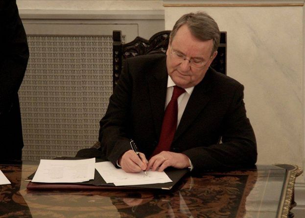 &Gamma;. &Kappa;&alpha;&rho;&alpha;&sigma;&mu;ά&nu;&eta;&sigmaf; &gamma;&iota;&alpha; de minimis &sigma;&epsilon; &rho;&omicron;&delta;&alpha;&kappa;&iota;&nu;&omicron;&pi;&alpha;&rho;&alpha;&gamma;&omega;&gamma;&omicron;ύ&sigmaf; &laquo;&Epsilon;&kappa;&epsilon;ί &pi;&omicron;&upsilon; &tau;&omicron;&upsilon;&sigmaf; &chi;&rho;&omega;&sigma;&tau;&omicron;ύ&sigma;&alpha;&nu;, &tau;&omicron;&upsilon;&sigmaf; &pi;ή&rho;&alpha;&nu; &kappa;&alpha;&iota; &tau;&omicron; &beta;ό&delta;&iota;&raquo;