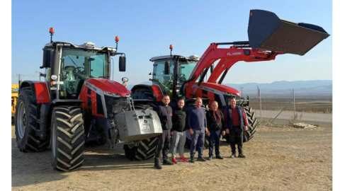 &Delta;&iota;&pi;&lambda;ή &Pi;&alpha;&rho;ά&delta;&omicron;&sigma;&eta; Massey Ferguson 8S &sigma;&tau;&eta;&nu; &Omicron;&iota;&kappa;&omicron;&gamma;έ&nu;&epsilon;&iota;&alpha; &Chi;&alpha;&lambda;&beta;&alpha;&nu;&tau;&zeta;ή