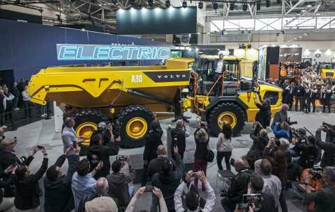 Volvo CE: &Pi;&alpha;&gamma;&kappa;ό&sigma;&mu;&iota;&alpha; &pi;&rho;&epsilon;&mu;&iota;έ&rho;&alpha; &tau;&omicron;&upsilon; A30 Electric &kappa;&alpha;&iota; &pi;&lambda;ή&rho;&eta;&sigmaf; &sigma;&epsilon;&iota;&rho;ά &mu;&eta;&chi;&alpha;&nu;&eta;&mu;ά&tau;&omega;&nu; &mu;&eta;&delta;&epsilon;&nu;&iota;&kappa;ώ&nu; &epsilon;&kappa;&pi;&omicron;&mu;&pi;ώ&nu; &sigma;&tau;&eta; Bauma 2025