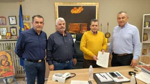 &Sigma;&tau;&omicron; &pi;&lambda;&epsilon;&upsilon;&rho;ό &tau;&omega;&nu; &alpha;&gamma;&rho;&omicron;&tau;ώ&nu; &tau;&eta;&sigmaf; &Eta;&mu;&alpha;&theta;ί&alpha;&sigmaf;, &sigma;&tau;&eta;&rho;ί&zeta;&omicron;&nu;&tau;&alpha;&sigmaf; &tau;&alpha; &delta;ί&kappa;&alpha;&iota;&alpha; &alpha;&iota;&tau;ή&mu;&alpha;&tau;&alpha; &tau;&omicron;&upsilon;&sigmaf;, &omicron; &alpha;&nu;&tau;&iota;&pi;&epsilon;&rho;&iota;&phi;&epsilon;&rho;&epsilon;&iota;ά&rho;&chi;&eta;&sigmaf; &Eta;&mu;&alpha;&theta;ί&alpha;&sigmaf; &Kappa;. &Kappa;&alpha;&lambda;&alpha;ϊ&tau;&zeta;ί&delta;&eta;&sigmaf;