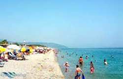 &Mu;&epsilon; &chi;&alpha;&mu;&eta;&lambda;ό &kappa;ό&sigma;&tau;&omicron;&sigmaf; &omicron;&iota; &delta;&iota;&alpha;&kappa;&omicron;&pi;έ&sigmaf; &sigma;&tau;&alpha; &pi;&alpha;&rho;ά&lambda;&iota;&alpha; &tau;&eta;&sigmaf; &Lambda;ά&rho;&iota;&sigma;&alpha;&sigmaf;