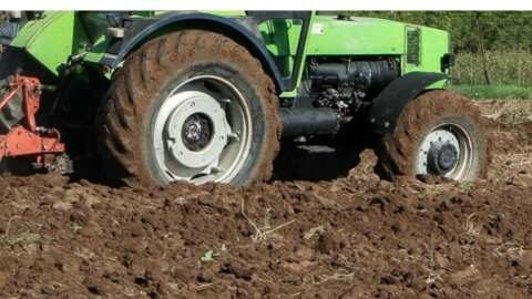 &Tau;&rho;&alpha;&gamma;&omega;&delta;ί&alpha;: &Eta;&lambda;&iota;&kappa;&iota;&omega;&mu;έ&nu;&eta; έ&pi;&epsilon;&sigma;&epsilon; &alpha;&pi;ό &tau;&omicron; &tau;&rho;&alpha;&kappa;&tau;έ&rho; &kappa;&alpha;&iota; &beta;&rho;ή&kappa;&epsilon; &tau;&rho;&alpha;&gamma;&iota;&kappa;ό &theta;ά&nu;&alpha;&tau;&omicron;