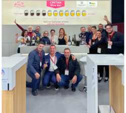 &Omicron;&iota; &Omicron;&iota;&nu;&omicron;&pi;&omicron;&iota;&omicron;ί &tau;&eta;&sigmaf; &Kappa;&rho;ή&tau;&eta;&sigmaf; (Wines of Crete) &sigma;&tau;&eta;&nu; &mu;&epsilon;&gamma;&alpha;&lambda;ύ&tau;&epsilon;&rho;&eta; &Delta;&iota;&epsilon;&theta;&nu;ή Έ&kappa;&theta;&epsilon;&sigma;&eta; &Kappa;&rho;&alpha;&sigma;&iota;&omicron;ύ, Prowein Trade fair