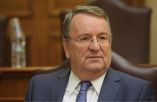 &Omicron; &Upsilon;&phi;&upsilon;&pi;&omicron;&upsilon;&rho;&gamma;ό&sigmaf; &Mu;&epsilon;&tau;&alpha;&phi;&omicron;&rho;ώ&nu; &pi;&rho;&omicron;&sigmaf; &tau;&omicron;&nu; &Gamma;&iota;ώ&rho;&gamma;&omicron; &Kappa;&alpha;&rho;&alpha;&sigma;&mu;ά&nu;&eta;:  &laquo;&Epsilon;&nu;&tau;ό&sigmaf; &tau;&omicron;&upsilon; &mu;&eta;&nu;ό&sigmaf; &eta; &lambda;ύ&sigma;&eta; &sigma;&tau;&omicron; &pi;&rho;ό&beta;&lambda;&eta;&mu;&alpha; &tau;&omega;&nu; &iota;&delta;&iota;&omicron;&kappa;&tau;&eta;&tau;ώ&nu; &phi;&omicron;&rho;&tau;&eta;&gamma;ώ&nu;&raquo;!