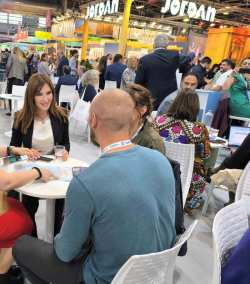 &Eta; &Pi;&Kappa;&Mu; &pi;&rho;&omicron;&sigma;&epsilon;&gamma;&gamma;ί&zeta;&epsilon;&iota; &tau;&eta; &gamma;&alpha;&lambda;&lambda;&iota;&kappa;ή &alpha;&gamma;&omicron;&rho;ά &mu;έ&sigma;&alpha; &alpha;&pi;ό &tau;&eta; &sigma;&upsilon;&mu;&mu;&epsilon;&tau;&omicron;&chi;ή &tau;&eta;&sigmaf; &sigma;&epsilon; &delta;&iota;&epsilon;&theta;&nu;ή &tau;&omicron;&upsilon;&rho;&iota;&sigma;&tau;&iota;&kappa;ή έ&kappa;&theta;&epsilon;&sigma;&eta; &sigma;&tau;&omicron; &Pi;&alpha;&rho;ί&sigma;&iota;