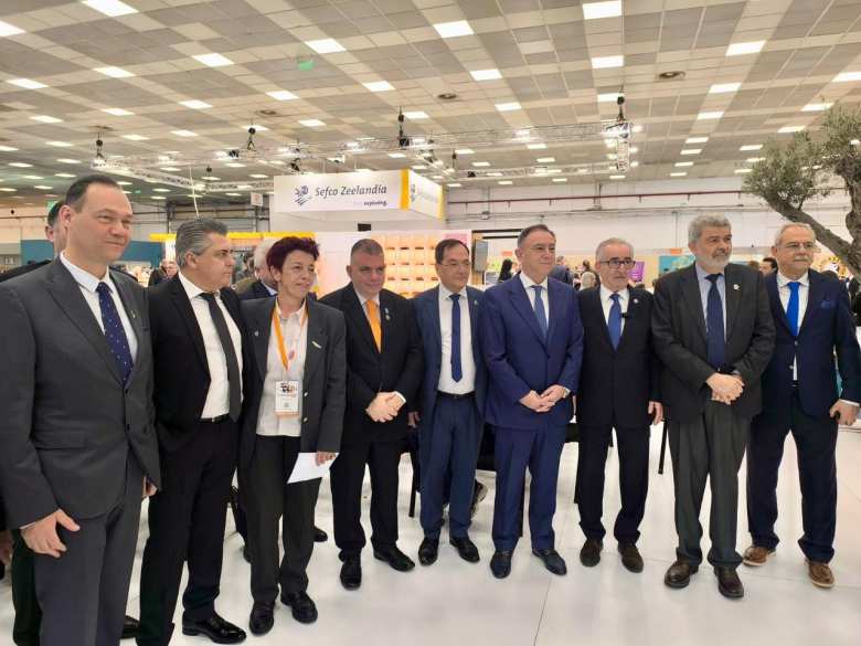 &Tau;&alpha; &epsilon;&gamma;&kappa;&alpha;ί&nu;&iota;&alpha; &tau;&eta;&sigmaf; 12&eta;&sigmaf; Artozyma &pi;&rho;&alpha;&gamma;&mu;&alpha;&tau;&omicron;&pi;&omicron;ί&eta;&sigma;&epsilon; &omicron; &Upsilon;&phi;AAT &Chi;&rho;ή&sigma;&tau;&omicron;&sigmaf; &Kappa;έ&lambda;&lambda;&alpha;&sigmaf;