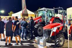 &Mu;&epsilon; &mu;&epsilon;&gamma;ά&lambda;&eta; &epsilon;&pi;&iota;&tau;&upsilon;&chi;ί&alpha; &sigma;&tau;έ&phi;&theta;&eta;&kappa;&epsilon; &eta; &pi;&alpha;&rho;&omicron;&upsilon;&sigma;ί&alpha; &tau;&eta;&sigmaf; Massey Ferguson &sigma;&tau;&eta; 20ή &Gamma;&iota;&omicron;&rho;&tau;ή &tau;&omicron;&upsilon; &Alpha;&gamma;&rho;ό&tau;&eta; &amp; &Kappa;&tau;&eta;&nu;&omicron;&tau;&rho;ό&phi;&omicron;&upsilon;