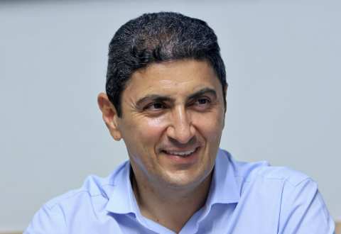 &Alpha;&upsilon;&gamma;&epsilon;&nu;ά&kappa;&eta;&sigmaf;: &Sigma;&tau;&eta; &Theta;&epsilon;&sigma;&sigma;&alpha;&lambda;ί&alpha; &alpha;&pi;ό &alpha;ύ&rho;&iota;&omicron; &gamma;&iota;&alpha; &epsilon;&xi;&epsilon;&iota;&delta;ί&kappa;&epsilon;&upsilon;&sigma;&eta; &tau;&omega;&nu; &mu;έ&tau;&rho;&omega;&nu; &sigma;&tau;ή&rho;&iota;&xi;&eta;&sigmaf; &tau;&omega;&nu; &pi;&alpha;&rho;&alpha;&gamma;&omega;&gamma;ώ&nu;