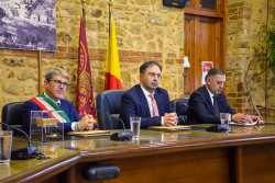 &Alpha;&delta;&epsilon;&lambda;&phi;&omicron;&pi;&omicron;ί&eta;&sigma;&eta; &tau;&omicron;&upsilon; &Delta;ή&mu;&omicron;&upsilon; &Beta;έ&rho;&omicron;&iota;&alpha;&sigmaf; &mu;&epsilon; &tau;&omicron;&nu; &Delta;ή&mu;&omicron; Cava de' Tirreni