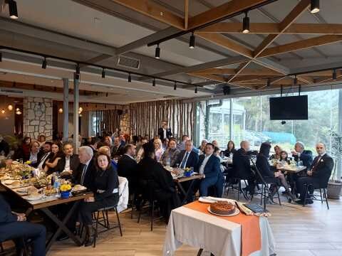 &Gamma;&iota;ώ&rho;&gamma;&omicron;&sigmaf; &Kappa;&alpha;&rho;&alpha;&sigma;&mu;ά&nu;&eta;&sigmaf;: 150 &epsilon;&kappa;&alpha;&tau;. &epsilon;&upsilon;&rho;ώ &gamma;&iota;&alpha; &tau;&eta;&nu; &pi;&rho;&omicron;ώ&theta;&eta;&sigma;&eta; &tau;&eta;&sigmaf; &epsilon;&pi;&iota;&chi;&epsilon;&iota;&rho;&eta;&mu;&alpha;&tau;&iota;&kappa;ό&tau;&eta;&tau;&alpha;&sigmaf; &sigma;&tau;&eta;&nu; &Pi;έ&lambda;&lambda;&alpha; &kappa;&alpha;&iota; &tau;&iota;&sigmaf; &pi;&alpha;&rho;&alpha;&mu;&epsilon;&theta;ό&rho;&iota;&epsilon;&sigmaf; &pi;&epsilon;&rho;&iota;&omicron;&chi;έ&sigmaf;