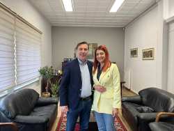 &Mu;&epsilon; &tau;&omicron;&upsilon;&sigmaf; &tau;&rho;&epsilon;&iota;&sigmaf; &Delta;&eta;&mu;ά&rho;&chi;&omicron;&upsilon;&sigmaf; &tau;&eta;&sigmaf; &Eta;&mu;&alpha;&theta;ί&alpha;&sigmaf; &sigma;&upsilon;&nu;&alpha;&nu;&tau;ή&theta;&eta;&kappa;&epsilon; &eta; &Omicron;&lambda;&upsilon;&mu;&pi;ί&alpha; &Alpha;&pi;&omicron;&sigma;&tau;ό&lambda;&omicron;&upsilon;