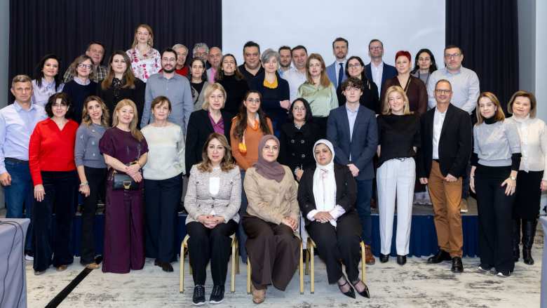 &Omicron;&lambda;&omicron;&kappa;&lambda;&eta;&rho;ώ&theta;&eta;&kappa;&epsilon; &sigma;&tau;&eta; &Theta;&epsilon;&sigma;&sigma;&alpha;&lambda;&omicron;&nu;ί&kappa;&eta; &eta; 12 &Epsilon;&tau;ή&sigma;&iota;&alpha; &Sigma;&upsilon;&nu;ά&nu;&tau;&eta;&sigma;&eta; &tau;&omicron;&upsilon; MED-Amin &mu;&epsilon; &sigma;&upsilon;&mu;&mu;&epsilon;&tau;&omicron;&chi;ή 12 &mu;&epsilon;&sigma;&omicron;&gamma;&epsilon;&iota;&alpha;&kappa;ώ&nu; &chi;&omega;&rho;ώ&nu;