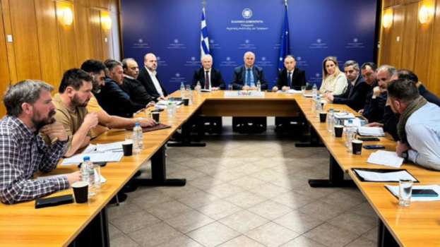 &Tau;&sigma;&iota;ά&rho;&alpha;&sigmaf; &pi;&rho;&omicron;&sigmaf; &alpha;&gamma;&rho;ό&tau;&epsilon;&sigmaf;: &Eta; &kappa;&upsilon;&beta;έ&rho;&nu;&eta;&sigma;&eta; &epsilon;ί&nu;&alpha;&iota; &pi;ά&nu;&tau;&alpha; &pi;&alpha;&rho;&omicron;ύ&sigma;&alpha; &sigma;&tau;&omicron; &pi;&lambda;&epsilon;&upsilon;&rho;ό &tau;&omega;&nu; &alpha;&gamma;&rho;&omicron;&tau;ώ&nu; - &Epsilon;ί&nu;&alpha;&iota; &eta; &sigma;&tau;&iota;&gamma;&mu;ή &tau;&eta;&sigmaf; &epsilon;&upsilon;&theta;ύ&nu;&eta;&sigmaf; &gamma;&iota;&alpha; ό&lambda;&omicron;&upsilon;&sigmaf;
