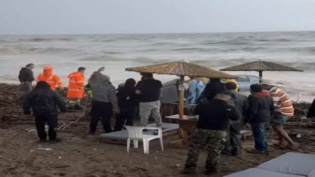 &Tau;&rho;&alpha;&gamma;&omega;&delta;ί&alpha;: &Nu;&epsilon;&kappa;&rho;ό&sigmaf; ά&nu;&delta;&rho;&alpha;&sigmaf; &sigma;&tau;&eta; &Rho;ό&delta;&omicron; &mu;&epsilon;&tau;ά &tau;&eta;&nu; &pi;&alpha;&rho;ά&sigma;&upsilon;&rho;&sigma;&eta; &tau;&omicron;&upsilon; &alpha;&upsilon;&tau;&omicron;&kappa;&iota;&nu;ή&tau;&omicron;&upsilon; &tau;&omicron;&upsilon; &sigma;&tau;&eta; &theta;ά&lambda;&alpha;&sigma;&sigma;&alpha;