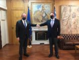 &Delta;&iota;&omicron;&nu;ύ&sigma;&eta;&sigmaf; &Sigma;&tau;&alpha;&mu;&epsilon;&nu;ί&tau;&eta;&sigmaf;: &laquo;&Sigma;&tau;&alpha;&theta;&epsilon;&rho;ά &delta;ί&pi;&lambda;&alpha; &sigma;&tau;&omicron;&nu; &alpha;&gamma;&rho;&omicron;&tau;&iota;&kappa;ό &kappa;ό&sigma;&mu;&omicron; &eta; &Kappa;&upsilon;&beta;έ&rho;&nu;&eta;&sigma;&eta; &tau;&eta;&sigmaf; &Nu;έ&alpha;&sigmaf; &Delta;&eta;&mu;&omicron;&kappa;&rho;&alpha;&tau;ί&alpha;&sigmaf;&raquo;