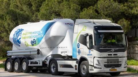 &Eta; Volvo Trucks &phi;έ&rho;&nu;&epsilon;&iota; &sigma;&tau;&eta;&nu; &Epsilon;&lambda;&lambda;ά&delta;&alpha; &tau;&alpha; &pi;&rho;ώ&tau;&alpha; &eta;&lambda;&epsilon;&kappa;&tau;&rho;&iota;&kappa;ά &phi;&omicron;&rho;&tau;&eta;&gamma;ά &mu;&epsilon;&tau;&alpha;&phi;&omicron;&rho;ά&sigmaf; &tau;&sigma;&iota;&mu;έ&nu;&tau;&omicron;&upsilon; &sigma;&epsilon; &sigma;&upsilon;&nu;&epsilon;&rho;&gamma;&alpha;&sigma;ί&alpha; &mu;&epsilon; &tau;&omicron;&nu; Ό&mu;&iota;&lambda;&omicron; &Eta;&Rho;&Alpha;&Kappa;&Lambda;&Eta;&Sigma;