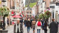 &Omicron; &pi;&lambda;&eta;&theta;&upsilon;&sigma;&mu;ό&sigmaf; &tau;&eta;&sigmaf; &Epsilon;&Epsilon; &alpha;&upsilon;&xi;ά&nu;&epsilon;&tau;&alpha;&iota; &xi;&alpha;&nu;ά &mu;&epsilon;&tau;ά &alpha;&pi;ό &delta;ύ&omicron; &chi;&rho;ό&nu;&iota;&alpha; &mu;&epsilon;ί&omega;&sigma;&eta;&sigmaf;