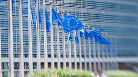 &Kappa;&omicron;&mu;&iota;&sigma;&iota;ό&nu;: &Nu;έ&alpha; &chi;&rho;&eta;&mu;&alpha;&tau;&omicron;&delta;ό&tau;&eta;&sigma;&eta; 3,3 &delta;&iota;&sigma;. &epsilon;&upsilon;&rho;ώ &gamma;&iota;&alpha; &tau;&eta;&nu; ά&mu;&upsilon;&nu;&alpha; &tau;&eta;&sigmaf; &Omicron;&upsilon;&kappa;&rho;&alpha;&nu;ί&alpha;&sigmaf;
