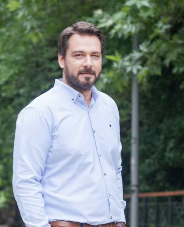 Tά&sigma;&omicron;&sigmaf; &Mu;&pi;&alpha;&rho;&tau;&zeta;ώ&kappa;&alpha;&sigmaf; &gamma;&iota;&alpha; &tau;&omicron;&nu; έ&nu;&alpha; &chi;&rho;ό&nu;&omicron; &alpha;&pi;ό &tau;&eta; &laquo;&Sigma;&upsilon;&mu;&phi;&omega;&nu;ί&alpha; &tau;&omega;&nu; &Pi;&rho;&epsilon;&sigma;&pi;ώ&nu;&raquo;: &Omicron; &lambda;&alpha;ό&sigmaf; &delta;&epsilon;&nu; &xi;&epsilon;&chi;&nu;ά!