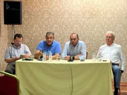 &Sigma;&upsilon;&nu;ά&nu;&tau;&eta;&sigma;&eta; &Lambda;ά&kappa;&eta; &Beta;&alpha;&sigma;&iota;&lambda;&epsilon;&iota;ά&delta;&eta; &mu;&epsilon; &Epsilon;&pi;&iota;&mu;&epsilon;&lambda;&eta;&tau;ή&rho;&iota;&omicron; &Pi;έ&lambda;&lambda;&alpha;&sigmaf; &kappa;&alpha;&iota; &Epsilon;&Theta;&Epsilon;&Alpha;&Sigma;: &laquo;&Nu;&alpha; &beta;&rho;&omicron;ύ&mu;&epsilon; &epsilon;&pi;&iota;&tau;έ&lambda;&omicron;&upsilon;&sigmaf; &omicron;&upsilon;&sigma;&iota;&alpha;&sigma;&tau;&iota;&kappa;έ&sigmaf; &lambda;ύ&sigma;&epsilon;&iota;&sigmaf; &pi;&omicron;&upsilon; &theta;&alpha; &beta;&omicron;&eta;&theta;ή&sigma;&omicron;&upsilon;&nu; &tau;&omicron;&nu; &alpha;&gamma;&rho;&omicron;&tau;&iota;&kappa;ό &kappa;ό&sigma;&mu;&omicron;&raquo;