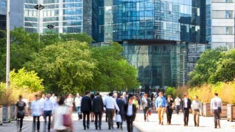 &Epsilon;&upsilon;&rho;ώ&pi;&eta;: &Pi;ό&sigma;&epsilon;&sigmaf; ώ&rho;&epsilon;&sigmaf; &tau;&eta;&nu; &epsilon;&beta;&delta;&omicron;&mu;ά&delta;&alpha; &delta;&omicron;&upsilon;&lambda;&epsilon;ύ&omicron;&upsilon;&nu; &omicron;&iota; &epsilon;&rho;&gamma;&alpha;&zeta;ό&mu;&epsilon;&nu;&omicron;&iota;