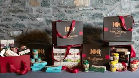 &Mu;&alpha;&kappa;&epsilon;&delta;&omicron;&nu;&iota;&kappa;ό&sigmaf; &Chi;&alpha;&lambda;&beta;ά&sigmaf;: &Epsilon;&pi;&epsilon;&tau;&epsilon;&iota;&alpha;&kappa;ή &epsilon;&kappa;&delta;ή&lambda;&omega;&sigma;&eta; &sigma;&tau;&eta; &Theta;&epsilon;&sigma;&sigma;&alpha;&lambda;&omicron;&nu;ί&kappa;&eta; &gamma;&iota;&alpha; &tau;&alpha; 100 &chi;&rho;ό&nu;&iota;&alpha; &tau;&omicron;&upsilon;