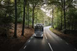 &Eta; Volvo Trucks &pi;&alpha;&rho;&omicron;&upsilon;&sigma;&iota;ά&zeta;&epsilon;&iota; &tau;&eta;&nu; &pi;&rho;ώ&tau;&eta; &pi;&alpha;&gamma;&kappa;&omicron;&sigma;&mu;ί&omega;&sigmaf; &tau;&epsilon;&chi;&nu;&omicron;&lambda;&omicron;&gamma;ί&alpha; &kappa;&iota;&nu;&eta;&tau;ή&rho;&alpha; &mu;&epsilon; &lambda;&epsilon;&iota;&tau;&omicron;&upsilon;&rho;&gamma;ί&alpha; stop/start &gamma;&iota;&alpha; &epsilon;&xi;&omicron;&iota;&kappa;&omicron;&nu;ό&mu;&eta;&sigma;&eta; &kappa;&alpha;&upsilon;&sigma;ί&mu;&omicron;&upsilon; &kappa;&alpha;&iota; &mu;&epsilon;ί&omega;&sigma;&eta; &epsilon;&kappa;&pi;&omicron;&mu;&pi;ώ&nu; CO₂