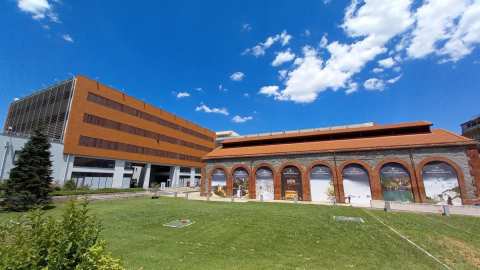 &Sigma;&upsilon;&nu;ά&nu;&tau;&eta;&sigma;&eta; &tau;&eta;&sigmaf; &Pi;&epsilon;&rho;&iota;&phi;&epsilon;&rho;&epsilon;&iota;ά&rho;&chi;&eta; &Kappa;&epsilon;&nu;&tau;&rho;&iota;&kappa;ή&sigmaf; &Mu;&alpha;&kappa;&epsilon;&delta;&omicron;&nu;ί&alpha;&sigmaf; &mu;&epsilon; &tau;&eta;&nu; &Epsilon;&kappa;&tau;&epsilon;&lambda;&epsilon;&sigma;&tau;&iota;&kappa;ή &Alpha;&nu;&tau;&iota;&pi;&rho;ό&epsilon;&delta;&rho;&omicron; &tau;&eta;&sigmaf; &Epsilon;&upsilon;&rho;&omega;&pi;&alpha;ϊ&kappa;ή&sigmaf; &Epsilon;&pi;&iota;&tau;&rho;&omicron;&pi;ή&sigmaf;