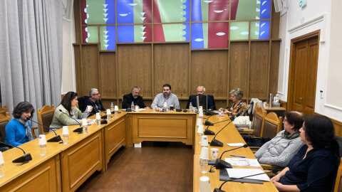 &Delta;&alpha;&kappa;&omicron;&kappa;&tau;&omicron;&nu;ί&alpha;: &Sigma;&upsilon;&nu;&epsilon;&delta;&rho;ί&alpha;&sigma;&epsilon; &eta; &Omicron;&mu;ά&delta;&alpha; &Epsilon;&rho;&gamma;&alpha;&sigma;ί&alpha;&sigmaf; &tau;&eta;&sigmaf; &Pi;&epsilon;&rho;&iota;&phi;έ&rho;&epsilon;&iota;&alpha;&sigmaf; &Kappa;&rho;ή&tau;&eta;&sigmaf; (&Phi;&Omega;&Tau;&Omicron; &amp; &Beta;&Iota;&Nu;&Tau;&Epsilon;&Omicron;)