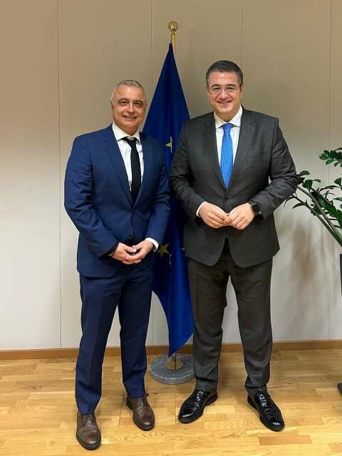 &Sigma;&upsilon;&nu;&alpha;&nu;&tau;ή&sigma;&epsilon;&iota;&sigmaf; &Tau;&sigma;&alpha;&beta;&delta;&alpha;&rho;ί&delta;&eta; &sigma;&tau;&iota;&sigmaf; &Beta;&rho;&upsilon;&xi;έ&lambda;&lambda;&epsilon;&sigmaf; &mu;&epsilon; &tau;&omicron;&nu; &Epsilon;&pi;ί&tau;&rho;&omicron;&pi;&omicron; &Epsilon;&lambda;&lambda;ά&delta;&alpha;&sigmaf; &sigma;&tau;&eta;&nu; &Epsilon;&upsilon;&rho;&omega;&pi;&alpha;ϊ&kappa;ή Έ&nu;&omega;&sigma;&eta; &kappa;&alpha;&iota; Έ&lambda;&lambda;&eta;&nu;&epsilon;&sigmaf; &epsilon;&upsilon;&rho;&omega;&beta;&omicron;&upsilon;&lambda;&epsilon;&upsilon;&tau;έ&sigmaf; &mu;&epsilon; &epsilon;&pi;ί&kappa;&epsilon;&nu;&tau;&rho;&omicron; &tau;&eta;&nu; &Eta;&mu;&alpha;&theta;ί&alpha;