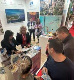 &Eta; &Pi;&epsilon;&rho;&iota;&phi;έ&rho;&epsilon;&iota;&alpha; &Kappa;&epsilon;&nu;&tau;&rho;&iota;&kappa;ή&sigmaf; &Mu;&alpha;&kappa;&epsilon;&delta;&omicron;&nu;ί&alpha;&sigmaf; &sigma;&epsilon; &Delta;&iota;&epsilon;&theta;&nu;&epsilon;ί&sigmaf; &Epsilon;&kappa;&theta;έ&sigma;&epsilon;&iota;&sigmaf; &Tau;&omicron;&upsilon;&rho;&iota;&sigma;&mu;&omicron;ύ &sigma;&epsilon; &Mu;ό&nu;&alpha;&chi;&omicron;, &Beta;&omicron;&upsilon;&kappa;&omicron;&upsilon;&rho;έ&sigma;&tau;&iota; &kappa;&alpha;&iota; &Beta;&epsilon;&lambda;&iota;&gamma;&rho;ά&delta;&iota;