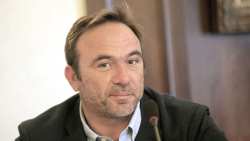 Έ&rho;&chi;&epsilon;&tau;&alpha;&iota; &sigma;&tau;&eta;&nu; &Eta;&mu;&alpha;&theta;ί&alpha; &omicron; &Epsilon;&upsilon;&rho;&omega;&beta;&omicron;&upsilon;&lambda;&epsilon;&upsilon;&tau;ή&sigmaf; &Pi;έ&tau;&rho;&omicron;&sigmaf; &Kappa;ό&kappa;&kappa;&alpha;&lambda;&eta;&sigmaf; &sigma;&epsilon; &epsilon;&kappa;&delta;ή&lambda;&omega;&sigma;&eta; &gamma;&iota;&alpha; &alpha;&gamma;&rho;&omicron;&tau;&iota;&kappa;ά &theta;έ&mu;&alpha;&tau;&alpha;