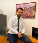 &Tau;. &Mu;&pi;&alpha;&rho;&tau;&zeta;ώ&kappa;&alpha;&sigmaf;: "&Kappa;ά&nu;&omicron;&upsilon;&mu;&epsilon; &tau;&eta;&nu; &kappa;&alpha;&theta;&eta;&mu;&epsilon;&rho;&iota;&nu;ό&tau;&eta;&tau;&alpha; &tau;&omicron;&upsilon; &pi;&omicron;&lambda;ί&tau;&eta; &epsilon;&upsilon;&kappa;&omicron;&lambda;ό&tau;&epsilon;&rho;&eta;" - &Psi;ή&phi;&iota;&sigma;&eta; &Kappa;ώ&delta;&iota;&kappa;&alpha; &Psi;&eta;&phi;&iota;&alpha;&kappa;ή&sigmaf; &Delta;&iota;&alpha;&kappa;&upsilon;&beta;έ&rho;&nu;&eta;&sigma;&eta;&sigmaf;