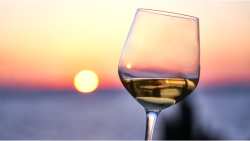 &Sigma;&upsilon;&nu;&alpha;&gamma;&epsilon;&rho;&mu;ό&sigmaf; &sigma;&tau;&omicron; &Epsilon;&upsilon;&rho;&omega;&pi;&alpha;ϊ&kappa;ό &Kappa;&omicron;&iota;&nu;&omicron;&beta;&omicron;ύ&lambda;&iota;&omicron;: &Eta; έ&xi;&omicron;&delta;&omicron;&sigmaf; &alpha;&pi;ό &tau;&eta;&nu; &epsilon;&upsilon;&rho;&omega;&pi;&alpha;ϊ&kappa;ή &kappa;&rho;ί&sigma;&eta; &tau;&omicron;&upsilon; &kappa;&rho;&alpha;&sigma;&iota;&omicron;ύ &delta;&epsilon;&nu; &pi;&rho;έ&pi;&epsilon;&iota; &nu;&alpha; &pi;&epsilon;&rho;&iota;&mu;έ&nu;&epsilon;&iota; &tau;&eta;&nu; &epsilon;&pi;ό&mu;&epsilon;&nu;&eta; &Kappa;&Alpha;&Pi;