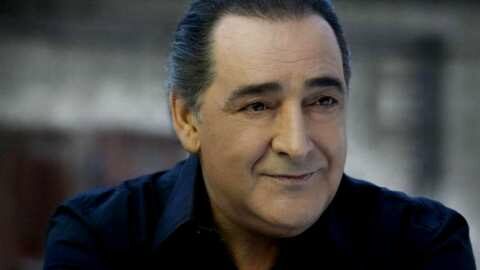&Sigma;&upsilon;&mu;&phi;&omega;&nu;&iota;&kappa;ή &Omicron;&rho;&chi;ή&sigma;&tau;&rho;&alpha; &Nu;έ&omega;&nu; &Epsilon;&lambda;&lambda;ά&delta;&omicron;&sigmaf;: &Tau;&omicron; &tau;&epsilon;&lambda;&epsilon;&upsilon;&tau;&alpha;ί&omicron; &alpha;&nu;&tau;ί&omicron; &sigma;&tau;&omicron;&nu; &Beta;&alpha;&sigma;ί&lambda;&eta; &Kappa;&alpha;&rho;&rho;ά