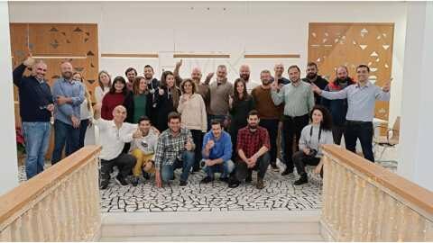 &Nu;έ&alpha; &Gamma;&epsilon;&omega;&rho;&gamma;ί&alpha; &Nu;έ&alpha; &Gamma;&epsilon;&nu;&iota;ά : &laquo;&Mu;&alpha;&sigma;&tau;&iota;&chi;ό&delta;&epsilon;&nu;&tau;&rho;&alpha;: &Delta;&iota;&alpha;&sigma;&phi;&alpha;&lambda;ί&zeta;&omicron;&nu;&tau;&alpha;&sigmaf; &tau;&omicron; &mu;έ&lambda;&lambda;&omicron;&nu; &epsilon;&nu;ό&sigmaf; &epsilon;&theta;&nu;&iota;&kappa;&omicron;ύ &pi;&rho;&omicron;ϊό&nu;&tau;&omicron;&sigmaf;&raquo;