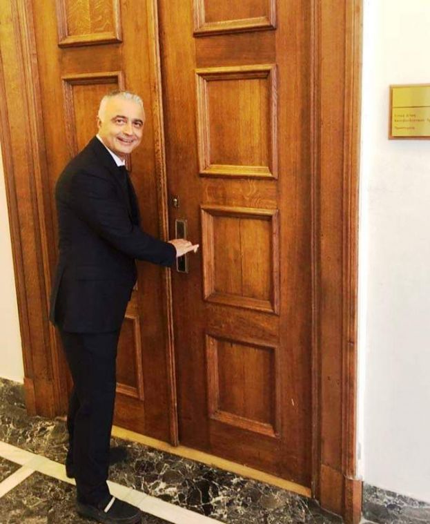 &Lambda;.&Tau;&sigma;&alpha;&beta;&delta;&alpha;&rho;ί&delta;&eta;&sigmaf;:&Epsilon;&rho;ώ&tau;&eta;&sigma;&eta; &pi;&rho;&omicron;&sigmaf; &tau;&eta;&nu; &upsilon;&pi;. &Pi;&alpha;&iota;&delta;&epsilon;ί&alpha;&sigmaf; &mu;&epsilon; &theta;έ&mu;&alpha; &laquo;Έ&lambda;&lambda;&epsilon;&iota;&psi;&eta; &kappa;&alpha;&theta;&eta;&gamma;&eta;&tau;ώ&nu; &sigma;&epsilon; &tau;&mu;ή&mu;&alpha;&tau;&alpha; &mu;&alpha;&theta;&eta;&tau;&epsilon;ί&alpha;&sigmaf; &Epsilon;&Pi;&Alpha;&Lambda; &tau;&eta;&sigmaf; &chi;ώ&rho;&alpha;&sigmaf;&raquo;